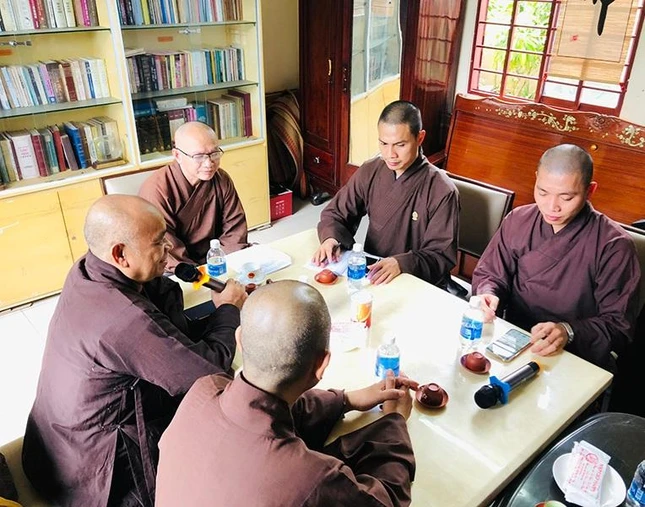 Thượng tọa Thích Minh Thanh, Ủy viên Ban Thông tin - Truyền thông Phật giáo huyện Củ Chi chia sẻ về ứng dụng công nghệ trong truyền thông