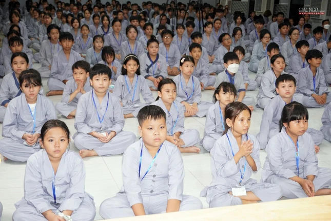 Có 350 em nhỏ độ tuổi từ 10 đến 20 tuổi tham gia khóa tu