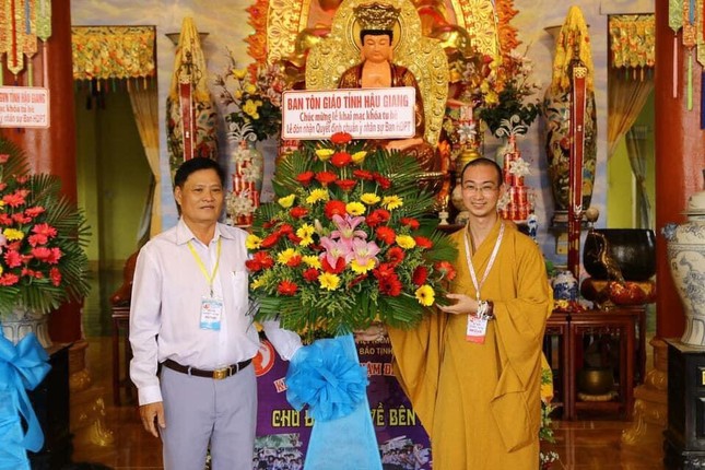 Đại đức Quảng Nguyên nhận lẵng hoa chúc mừng của Ban Tôn giáo tỉnh Hậu Giang