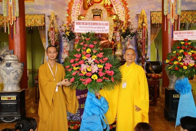 Đại đức Thích Quảng Nguyên đón nhận lẵng hoa chúc mừng của Ban Thường trực Ban Trị sự GHPGVN tỉnh Hậu Giang Đại đức Thích Quảng Nguyên đón nhận lẵng hoa chúc mừng của Ban Thường trực Ban Trị sự GHPGVN tỉnh Hậu Giang