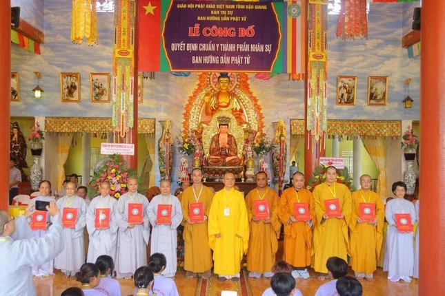 Thượng tọa Thích Phước Thành, Trưởng ban Trị sự GHPGVN tỉnh Hậu Giang trao quyết định chuẩn y nhân sự đến Ban Hướng dẫn Phật tử tỉnh Hậu Giang gồm 15 thành viên Thượng tọa Thích Phước Thành, Trưởng ban Trị sự GHPGVN tỉnh Hậu Giang trao quyết định chuẩn y nhân sự đến Ban Hướng dẫn Phật tử tỉnh Hậu Giang gồm 15 thành viên