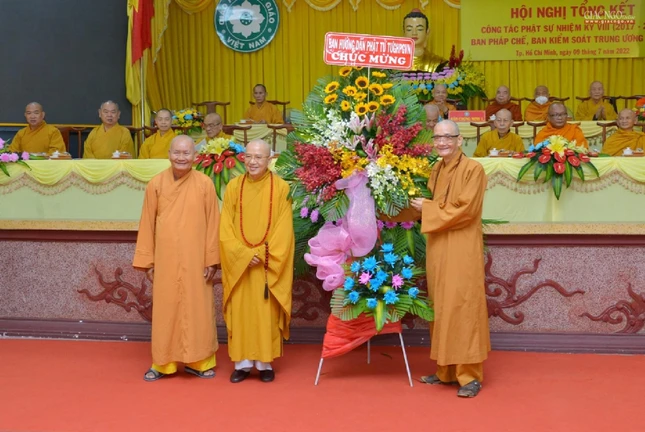 Ban Hướng dẫn Phật tử tặng hoa chúc mừng tại hội nghị