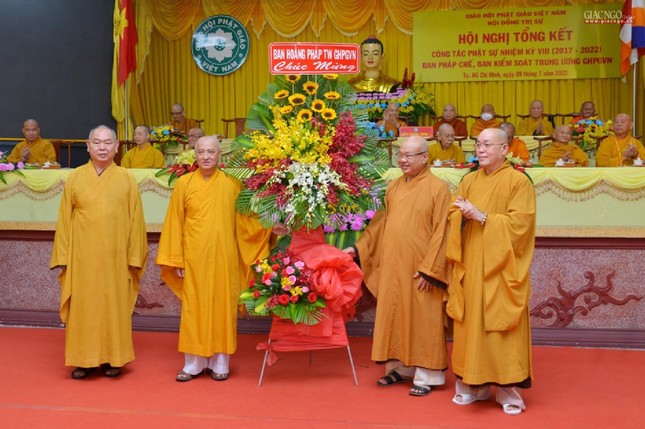 Ban Tổ chức đón nhận hoa chúc mừng của Ban Hoằng pháp Trung ương