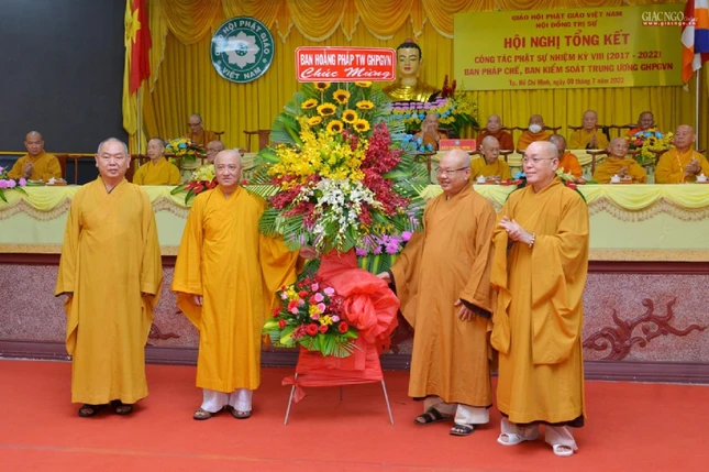 Ban Tổ chức đón nhận hoa chúc mừng của Ban Hoằng pháp Trung ương