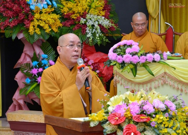 Thượng tọa Thích Đạt Đức báo cáo tổng kết nhiệm kỳ 2017-2022 của Ban Kiểm soát và Ban Pháp chế Trung ương