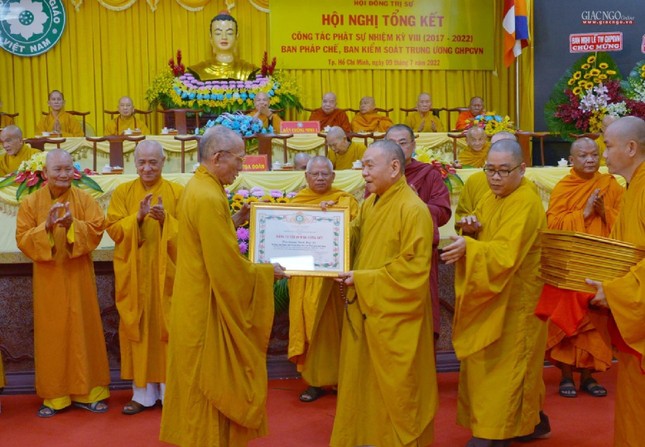 Hòa thượng Thích Huệ Trí nhận Bằng tuyên dương công đức