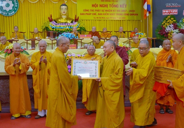 Hòa thượng Thích Huệ Trí nhận Bằng tuyên dương công đức