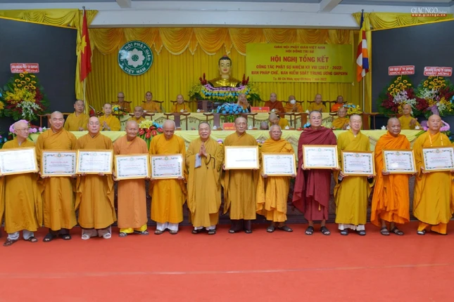 Các thành viên Ban Pháp chế Trung ương nhận Bằng tuyên dương công đức