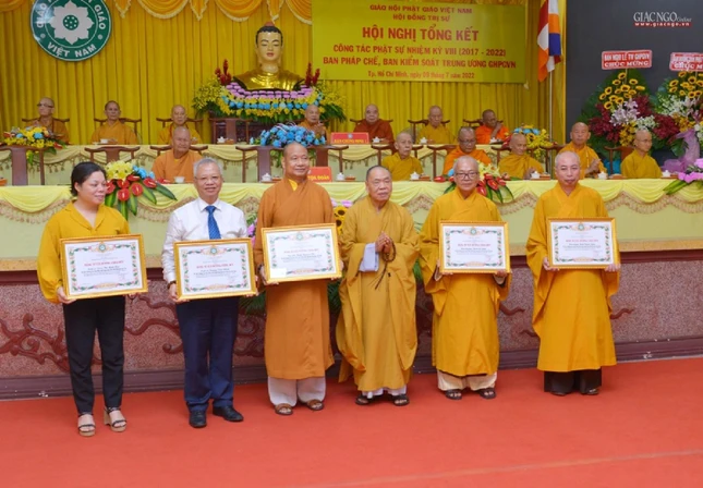 Giáo hội trao Bằng tuyên dương công đức đến các thành viên, chuyên viên Ban Pháp chế