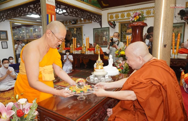 Chư Tăng Trung tâm Dhammakaya dâng Xá lợi Phật cúng dường đến Hòa thượng Thích Thiện Tâm, trụ trì chùa Phổ Minh