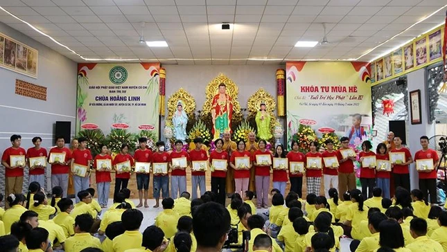 Tình nguyện viên nhận giấy khen của Ban Tổ chức