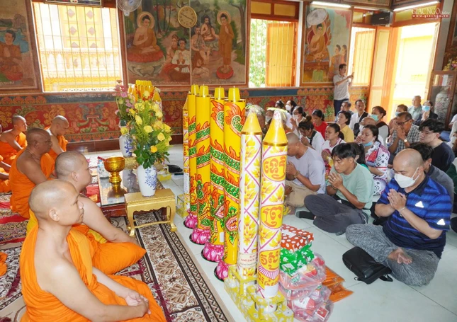 khóa lễ tại chánh điện