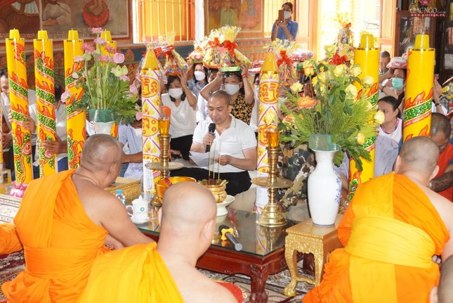 Phật tử tác bạch dâng y tại chánh điện Phật tử tác bạch dâng y tại chánh điện