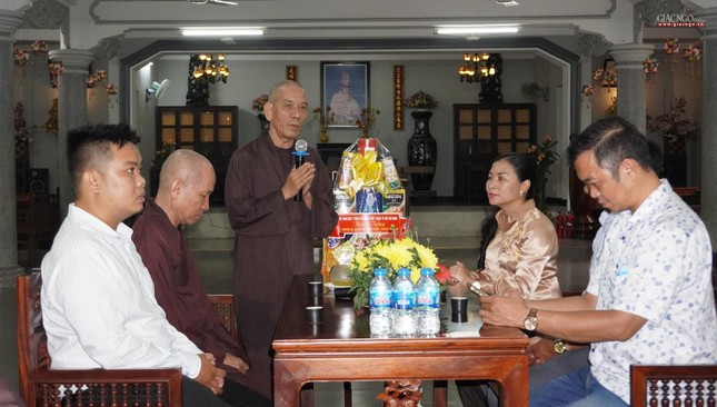 Thượng tọa Thích Giác Trí thay mặt chư tôn đức cảm ơn đoàn