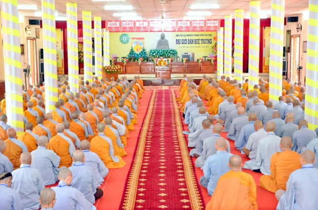 Hòa thượng Thích Minh Thông khai đạo giới tử