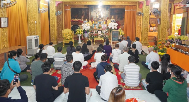 Lễ bái Tam bảo trước khi bắt đầu lễ tưởng niệm Lễ bái Tam bảo trước khi bắt đầu lễ tưởng niệm