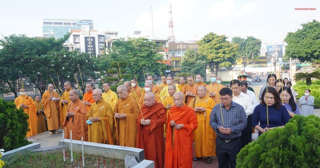 Dâng hương tưởng niệm