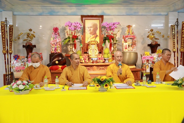 Hòa thượng Thích Chơn Không, Trưởng ban Hướng dẫn Phật tử TP.HCM, cùng chư tôn đức Ban Chức sự trường hạ làm giám khảo hội thi chung kết - Ảnh: Chùa Hưng Phước