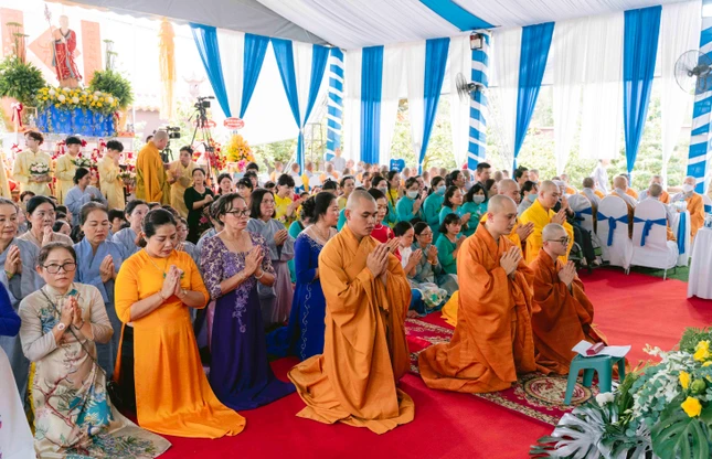 Đại đức Thích Minh Tuấn, Trưởng ban Văn hóa Phật giáo tỉnh Vĩnh Long, trụ trì chùa Giác Long cùng Phật tử trang nghiêm tác bạch cúng dường