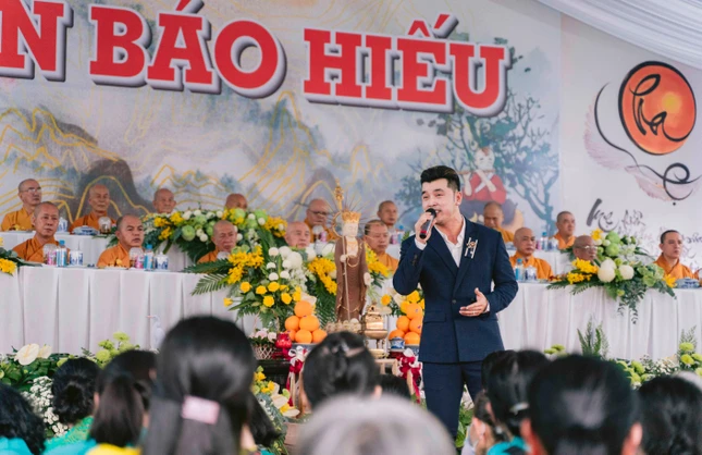 Ca sĩ Ưng Hoàng Phúc trình bày ca khúc "Gánh con gánh cả cuộc đời"