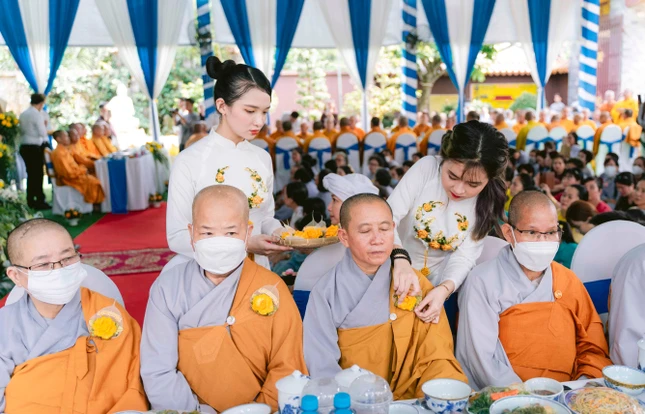 Cài hoa hồng đến chư Ni