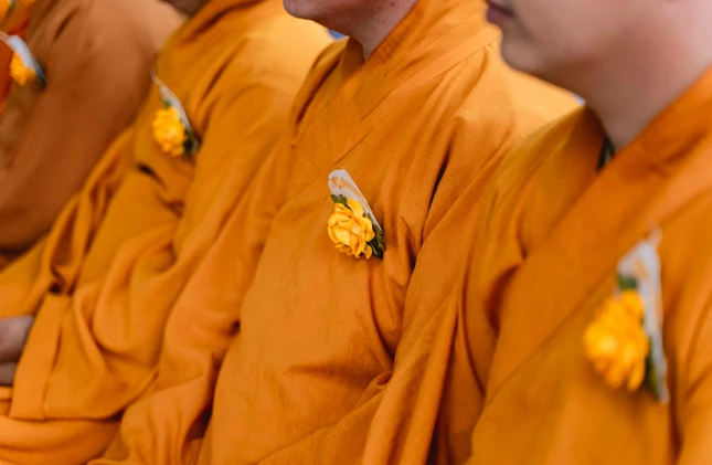 Hoa hồng vàng trên áo chư Tăng Ni
