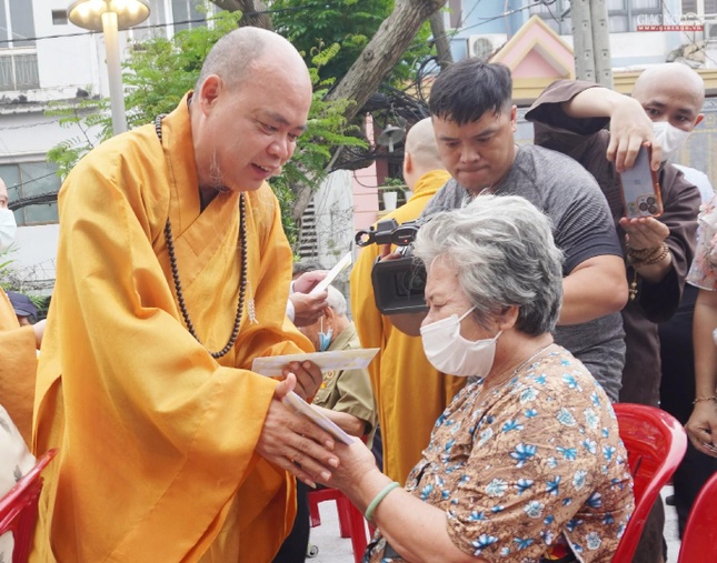 Thượng tọa Thích Thanh Phong trao quà tri ân đến các gia đình có công