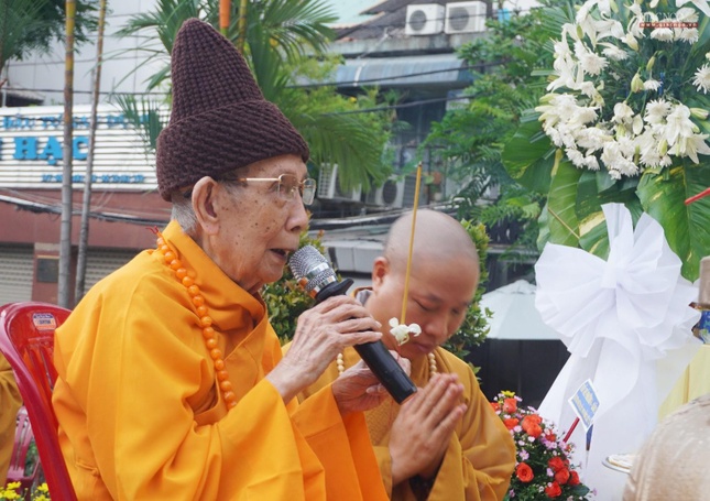 Trưởng lão Hòa thượng Thích Đức Nghiệp, Phó pháp Chủ Hội đồng Chứng minh, thực hiện nghi thức cầu siêu theo truyền thống