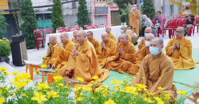 Thượng tọa Thích Thanh Phong cùng chư tôn đức thực hiện khóa lễ cầu siêu Thượng tọa Thích Thanh Phong cùng chư tôn đức thực hiện khóa lễ cầu siêu