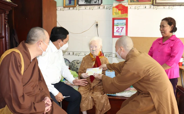 Tặng quà đến Mẹ Việt Nam anh hùng sáng 27-7 - Ảnh: Hoàng Giang Tặng quà đến Mẹ Việt Nam anh hùng sáng 27-7 - Ảnh: Hoàng Giang