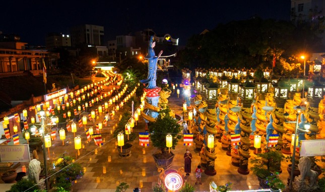 Trang trí đèn lồng hình Phật đản sanh Kính mừng Đại lễ Phật đản Phật lịch 2566 tại chùa Hiển Nam