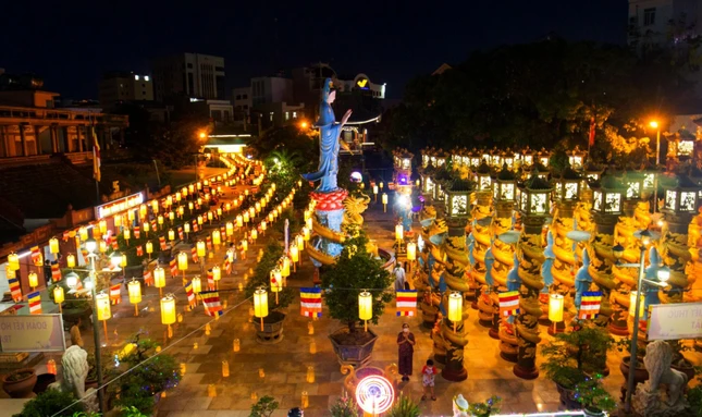 Trang trí đèn lồng hình Phật đản sanh Kính mừng Đại lễ Phật đản Phật lịch 2566 tại chùa Hiển Nam