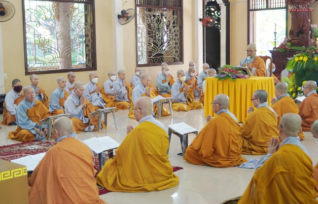 Ni sư Thích nữ thông Tường trùng tuyên giới luật