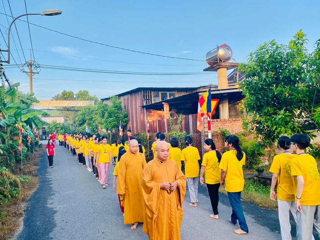 Thiền hành cùng chư tôn đức