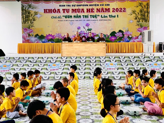 Tập dùng cơm trong chánh niệm và biết ơn