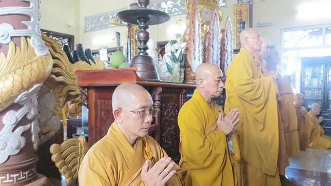 Chư tôn đức chứng minh dâng hương, đảnh lễ Tam bảo