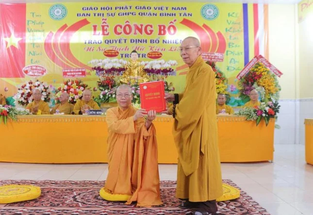 Trao quyết định bổ nhiệm trụ trì tịnh xá Ngọc Cầu đến Ni sư Kiên Liên