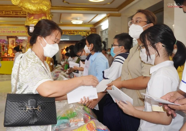 Mạnh thường quân trao quà đến các em