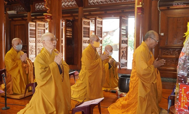 Chư tôn đức trong khóa lễ Phật tại chánh điện