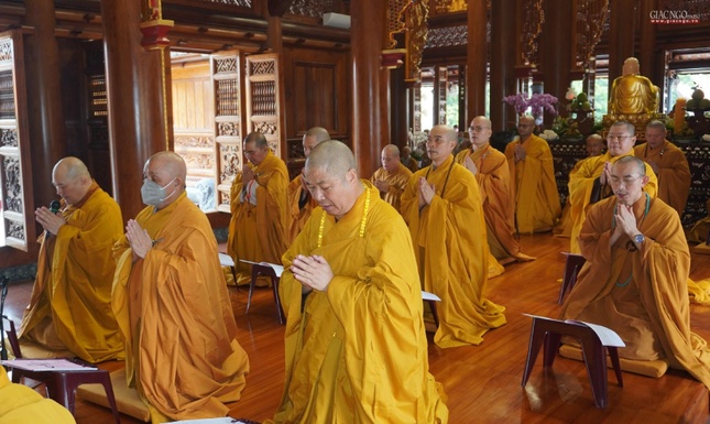 Trang nghiêm lễ Phật tại chánh điện