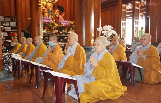 Chư tôn đức Ni trong khóa lễ tụng kinh tại chánh điện