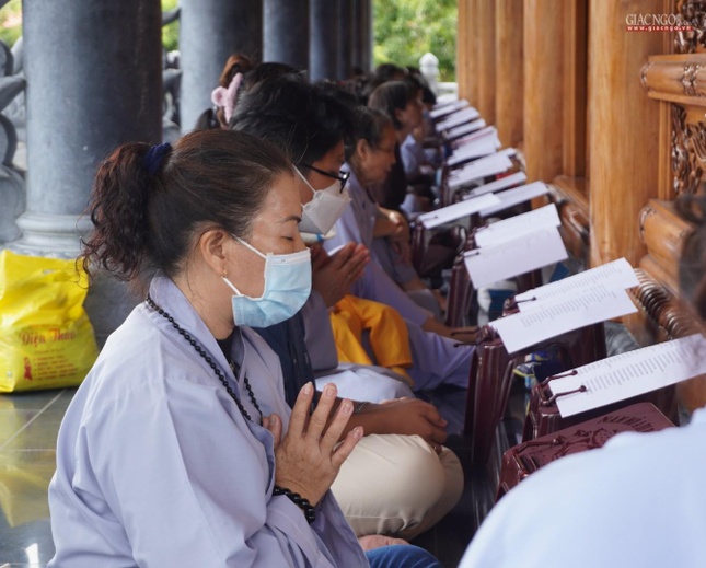 Phật tử thành kính tham dự khóa lễ