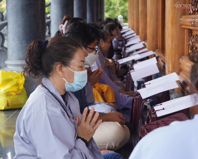 Phật tử thành kính tham dự khóa lễ