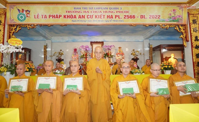 Hòa thượng Thích Tịnh Hạnh trao giấy khen của Ban Trị sự GHPGVN quận 3 đến chư hành giả đạt thành tích suất sắc trong mùa An cư kiết hạ Phật lịch 2566