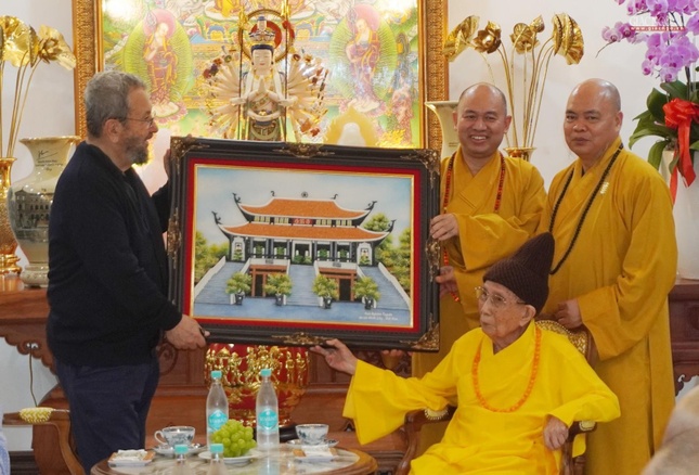 Chư tôn đức tặng quà đến ông Ehud Barak