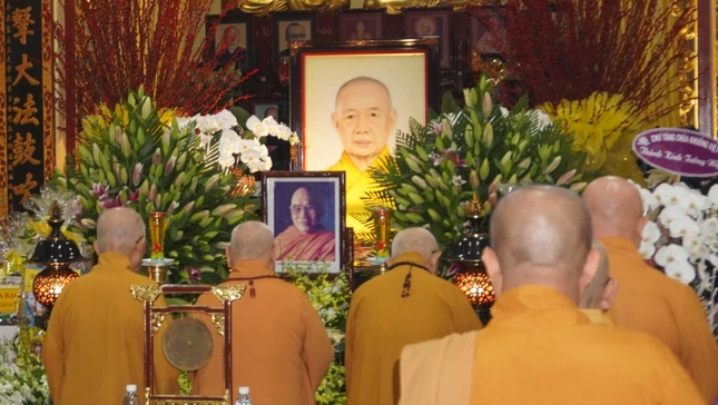 Chư tôn đức tưởng niệm tại Tổ đường