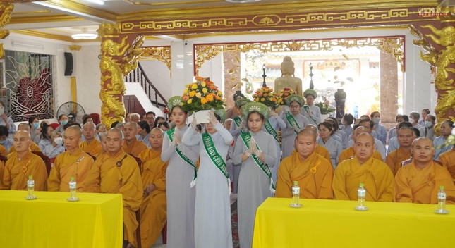 Phật tử dâng hoa cúng dường