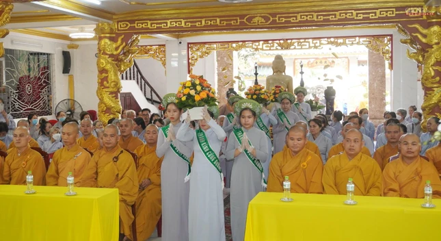 Phật tử dâng hoa cúng dường