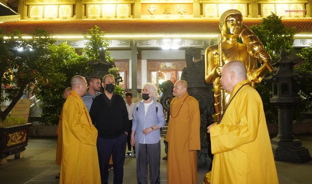 Chư tôn đức giới thiệu về Phật giáo Việt Nam