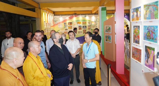 Tham quan triển lãm tranh "Việt Nam ước mong" tại chùa Vĩnh Nghiêm